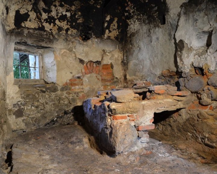 Grabungsfoto von Thomas Kühtreiber (2015): Ansicht der Rauchküche des Bauernhauses „Tannbauer“ (Niederösterreich), Beispiel für interdisziplinäres Zusammenwirken von Archäologie, Bauforschung und Geschichtsforschung. Grabungsfoto von Thomas Kühtreiber (2015): Ansicht der Rauchküche des Bauernhauses „Tannbauer“ (Niederösterreich), Beispiel für interdisziplinäres Zusammenwirken von Archäologie, Bauforschung und Geschichtsforschung.