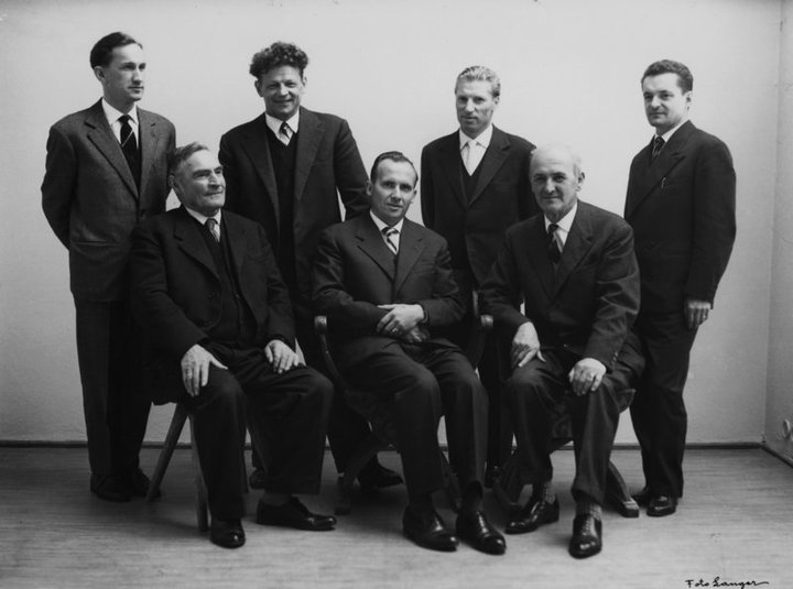 Der Gründungsausschuss des Museum Gherdëina, 1960. Sitzend, von rechts: Hermann Moroder - Jumbierch, Robert Moroder (Präsident), Heinrich Moroder - Doss; stehend: Alex Moroder – Rusina (Kassier), Luis Piazza – Cudan (Vizepräsident), prof. Raimund Mureda und Vigil Prugger. Der Gründungsausschuss des Museum Gherdëina, 1960. Sitzend, von rechts: Hermann Moroder - Jumbierch, Robert Moroder (Präsident), Heinrich Moroder - Doss; stehend: Alex Moroder – Rusina (Kassier), Luis Piazza – Cudan (Vizepräsident), prof. Raimund Mureda und Vigil Prugger.