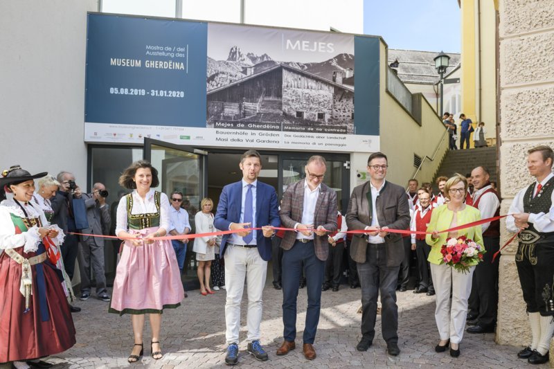 Offizielle Eröffnung der Ausstellung mit dem Ladinerlandesrat Daniel Alfreider und den Bürgermeistern Tobia Moroder und Moritz Demetz Offizielle Eröffnung der Ausstellung mit dem Ladinerlandesrat Daniel Alfreider und den Bürgermeistern Tobia Moroder und Moritz Demetz
