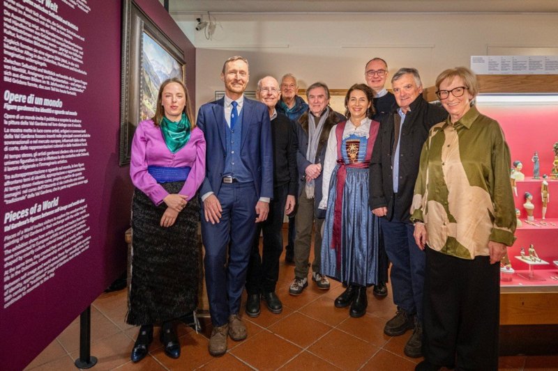 Eröffnung der Ausstellung „Werke einer Welt“ mit Abteilugnsdirektor der Ladinischen Kultur und Bildung Mathias Stuflesser, Bürgermeister Tobia Moroder, der Kuratorin Jamila Moroder (links) und Vertretern des Museum Gherdëina sowie Leihgeber*innen.
