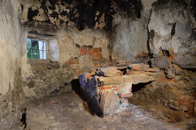 L "Tannbauer", chemun de Krumbach tla „Bucklige Welt“ (Niederösterreich): Ududa dla cësadafuech ntan i giavamënc. Foto: Thomas Kühtreiber (2015) L "Tannbauer", chemun de Krumbach tla „Bucklige Welt“ (Niederösterreich): Ududa dla cësadafuech ntan i giavamënc. Foto: Thomas Kühtreiber (2015)