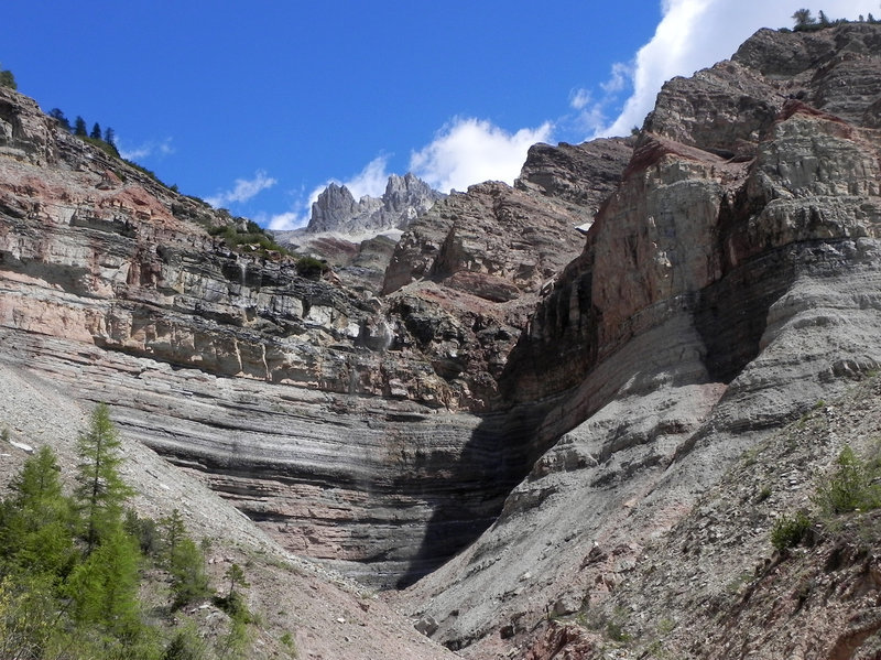 L canyon dl Bletterbach, un di nuef sistems dolomitics recunesciui dala UNESCO coche patrimone naturel dl’umanità. Te si vëtes de crëps (arenaries de Gherdëina) àn abinà la majera cumpëida de piedies y fusties de vertebrei unic ala lum nchina ncuei al mond. Foto M. Avanzini L canyon dl Bletterbach, un di nuef sistems dolomitics recunesciui dala UNESCO coche patrimone naturel dl’umanità. Te si vëtes de crëps (arenaries de Gherdëina) àn abinà la majera cumpëida de piedies y fusties de vertebrei unic ala lum nchina ncuei al mond. Foto M. Avanzini