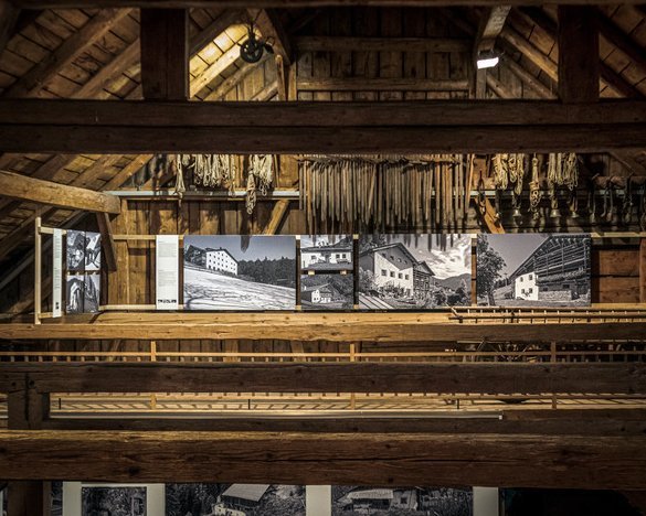 Nell'ex fienile del “maso Thöny” dove ha sede il Museo Klostertal, la mostra "Mejes" ha trovato un luogo ideale per presentare gli edifice rurali storici della Val Gardena. Costruito nel 1642, il maso Thöny fu ingrandito nel 1874 e abitato fino al 1959. Per la sua originalità e il suo ricco arredamento, l'edificio tutelato viene utilizzato dall'Associazione Museo Klostertal per trasmettere la vita dei contadini e le difficili condizioni in questa valle. Nell'ex fienile del “maso Thöny” dove ha sede il Museo Klostertal, la mostra "Mejes" ha trovato un luogo ideale per presentare gli edifice rurali storici della Val Gardena. Costruito nel 1642, il maso Thöny fu ingrandito nel 1874 e abitato fino al 1959. Per la sua originalità e il suo ricco arredamento, l'edificio tutelato viene utilizzato dall'Associazione Museo Klostertal per trasmettere la vita dei contadini e le difficili condizioni in questa valle.