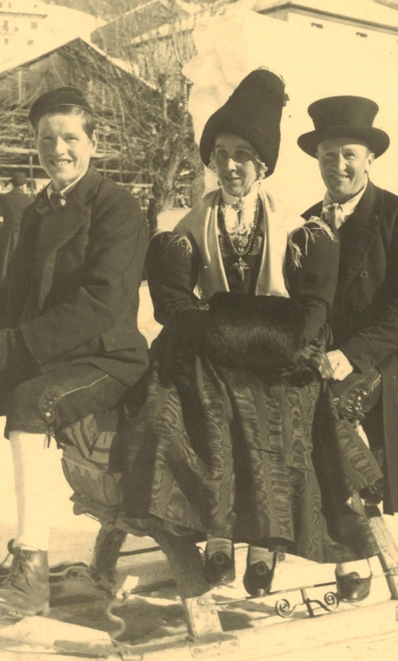 Slittata in costume, ca.1947 (foto privata) Slittata in costume, ca.1947 (foto privata)