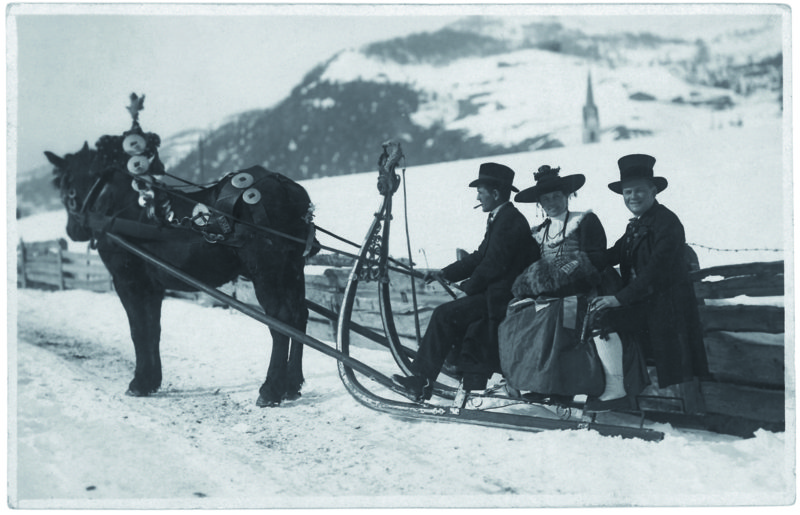 Corsa in slitta a Selva di Val Gardena, ca. 1927 (foto privata) Corsa in slitta a Selva di Val Gardena, ca. 1927 (foto privata)