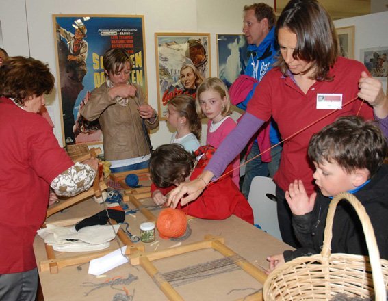 Tiejer na vëta cun lana de biescia ntënta a man Tiejer na vëta cun lana de biescia ntënta a man