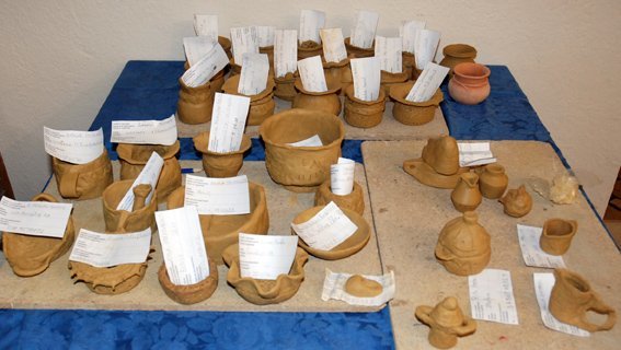 Purvé a modelé cun mauta pitla scudeles se lascian ispiré dala formes y dai urnamënc dla ceramica tl tëmp dl fier abineda sun Col de Flam, pra l Lech Sant y sun Pic Purvé a modelé cun mauta pitla scudeles se lascian ispiré dala formes y dai urnamënc dla ceramica tl tëmp dl fier abineda sun Col de Flam, pra l Lech Sant y sun Pic