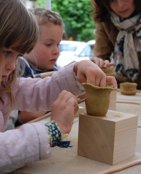 Purvé a modelé cun mauta pitla scudeles se lascian ispiré dala formes y dai urnamënc dla ceramica tl tëmp dl fier abineda sun Col de Flam, pra l Lech Sant y sun Pic Purvé a modelé cun mauta pitla scudeles se lascian ispiré dala formes y dai urnamënc dla ceramica tl tëmp dl fier abineda sun Col de Flam, pra l Lech Sant y sun Pic