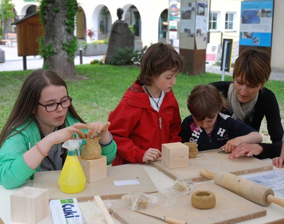 Purvé a modelé cun mauta pitla scudeles se lascian ispiré dala formes y dai urnamënc dla ceramica tl tëmp dl fier abineda sun Col de Flam, pra l Lech Sant y sun Pic Purvé a modelé cun mauta pitla scudeles se lascian ispiré dala formes y dai urnamënc dla ceramica tl tëmp dl fier abineda sun Col de Flam, pra l Lech Sant y sun Pic