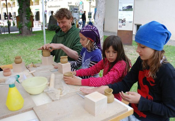 Purvé a modelé cun mauta pitla scudeles se lascian ispiré dala formes y dai urnamënc dla ceramica tl tëmp dl fier abineda sun Col de Flam, pra l Lech Sant y sun Pic Purvé a modelé cun mauta pitla scudeles se lascian ispiré dala formes y dai urnamënc dla ceramica tl tëmp dl fier abineda sun Col de Flam, pra l Lech Sant y sun Pic