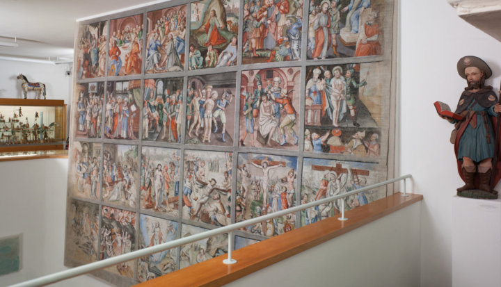 L Drap uriginel metù ora tl Museum Gherdëina a Urtijëi. L Drap uriginel metù ora tl Museum Gherdëina a Urtijëi.