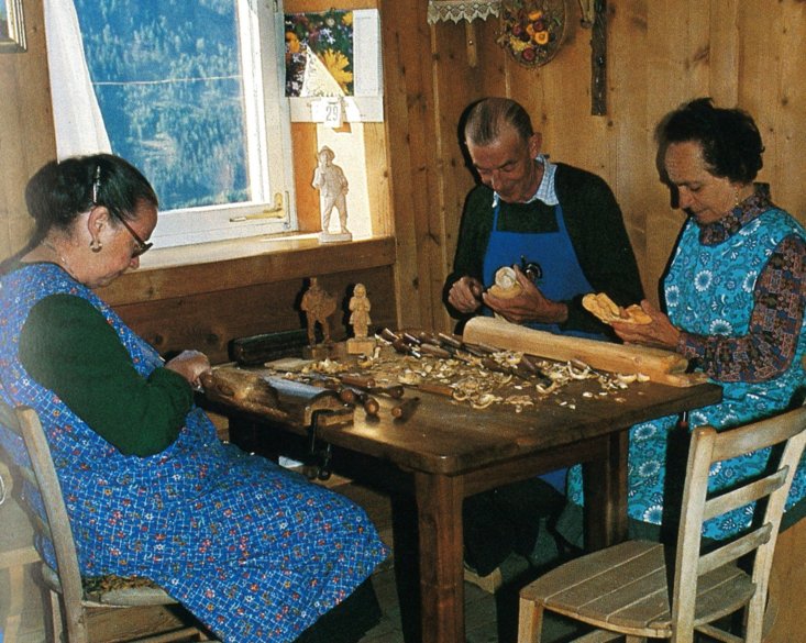 Maria Hofer di Coi - fra Zenz cun fëna Lena da Runcaudie (ora dl Calënder de Gherdëina 1986) Maria Hofer di Coi - fra Zenz cun fëna Lena da Runcaudie (ora dl Calënder de Gherdëina 1986)