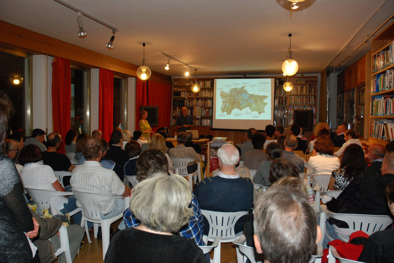 Fotografies dla cunferënza urganiseda dal Museum Gherdëina cun l geologh y paleontologh Marco Avanzini ai 5 d’agost tla Cësa di Ladins. Pervia dla plueia ne àn nia pudù tenì la cunferënza ala lergia coche udù danora. Fotografies dla cunferënza urganiseda dal Museum Gherdëina cun l geologh y paleontologh Marco Avanzini ai 5 d’agost tla Cësa di Ladins. Pervia dla plueia ne àn nia pudù tenì la cunferënza ala lergia coche udù danora.