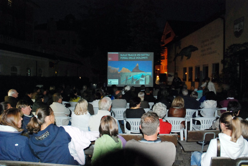 Cunferënza alalegia dan l Museum ai 28 de agost 2010. Cunferënza alalegia dan l Museum ai 28 de agost 2010.