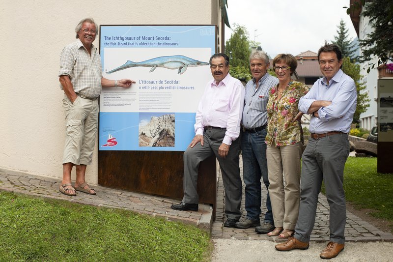 I sponsores dl pruiet – Eugen Obletter y Carl Comploj dla Furnadoia de Secëda SpA che à sponsorisá dut l pruiet – cun harald Schmalzl, l presidënt dl Museum Wolfgang Moroder, la diretëura Paulina Moroder. I sponsores dl pruiet – Eugen Obletter y Carl Comploj dla Furnadoia de Secëda SpA che à sponsorisá dut l pruiet – cun harald Schmalzl, l presidënt dl Museum Wolfgang Moroder, la diretëura Paulina Moroder.